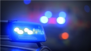 Ein Polizeiauto mit eingeschaltetem Blaulicht steht an einer Unfallstelle. Eine 21-jährige Autofahrerin kam auf der L129 bei Wremen von der Straße ab und prallte gegen einen Baum. Sie wurde leicht verletzt, ihr Pkw musste abgeschleppt werden.