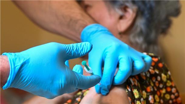 Eine 85-jährige Bewohnerin in einem Pflegeheim gegen Corona geimpft. Am Sonntag haben die Corona-Impfungen mit dem Impfstoff von Biontech/Pfizer in Deutschland begonnen.
