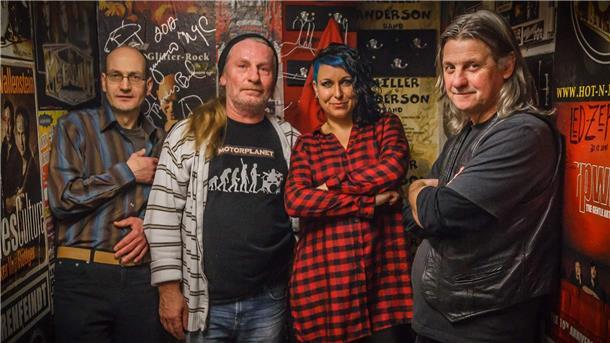 Rockbands im Doppelpack: Motorplanet und Frozen Silk in Stotel auf der Bühne Bandfoto von Motorplanet: Drei Männer und eine Frau stehen in einem Raum mit vielen Bandplakaten.