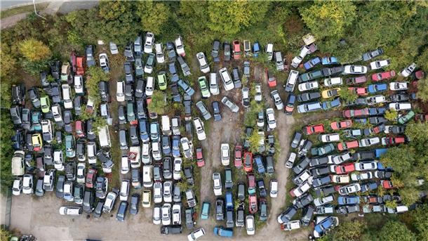 Eine Abwrackprämie kann einer neuen Studie zufolge zur Erreichung der Klimaziele beitragen. (Symbolbild)