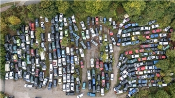 Eine Abwrackprämie kann einer neuen Studie zufolge zur Erreichung der Klimaziele beitragen. (Symbolbild)