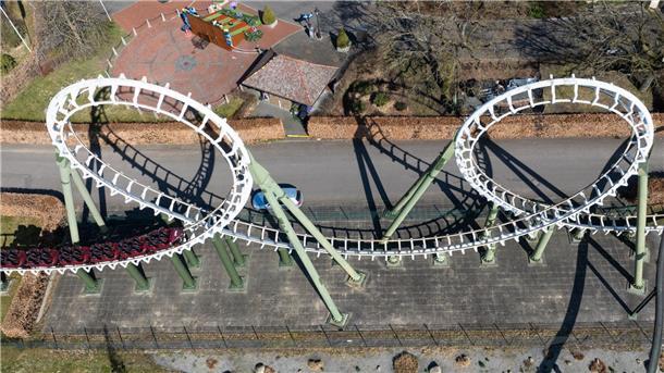 Eine Achterbahn im Heide-Park fährt bei einem Probelauf: In der Saison kommen durchschnittlich 1,5 Millionen Gäste in das Resort. (Archivbild)
