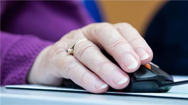 Rufe nach längerem Arbeiten werden lauter Eine ältere Frau arbeitet am Computer: „Wer eher in den Ruhestand geht, erhält weniger Rente, wer später geht, erhält mehr.“