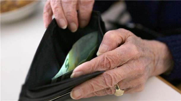Experten warnen vor Finanzierungsproblemen bei der Rente Eine ältere Frau öffnet ihr Portemonnaie. (Archivbild)