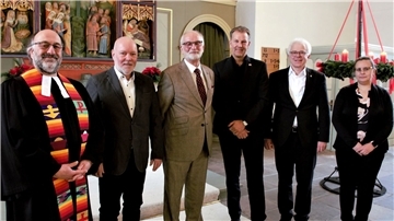 Pastor Eckhard Bock, Dieter Pleyn, Heiner Jäger, Bürgermeister Guido Dieckmann, Stephan Eimterbäumer und Nadja Neufeld bei der Verabschiedung von Heiner Jäger als Vorsitzender der Kirchenstiftung Beverstedt.