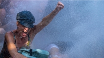 Eine Aktivistin während des Klimaprotests, organisiert von der Umweltschutzbewegung Extinction Rebellion.