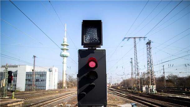 Eine Ampel steht auf rot vor den Gleisen am Hauptbahnhof in Richtung Essen.
