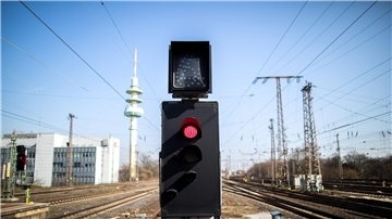 Eine Ampel steht auf rot vor den Gleisen am Hauptbahnhof in Richtung Essen.
