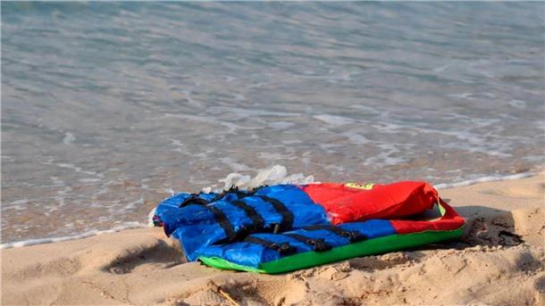 Eine angespülte Rettungsweste: Auch in Libyens Nachbarland Tunesien waren erst kürzlich Dutzende Migranten ertrunken (Archivbild).