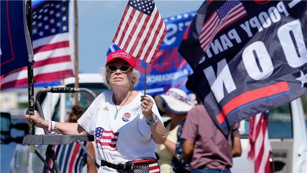 Republikaner nehmen möglichen Trump-Ankläger ins Visier Eine Anhängerin von Ex-Präsident Trump demonstriert für ihr Idol unweit von Trumps Anwesen Mar-a-Lago in Florida.