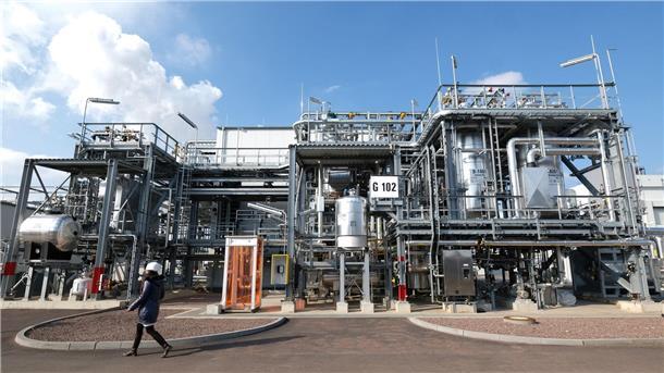 Mehr Geld für Kautschuk-Beschäftigte Eine Anlage zur Herstellung von synthetischem Kautschuk.