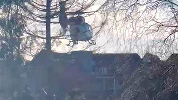 Rettungshubschrauber schwebt über der Nordenhamer Innenstadt