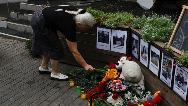 Krieg gegen die Ukraine: So ist die Lage Eine Anwohnerin legt Blumen vor dem Restaurant in Kramatorsk ab, das durch einen russischen Angriff zerstört wurde.