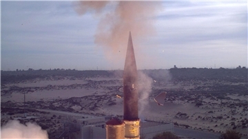 Eine Arrow-3-Abfangrakete auf einem israelischen Militärstützpunkt (Archivbild). Deutschland will knapp fünf Milliarden Euro in zwei Luftverteidigungssysteme investieren.