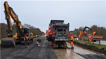 Eine Asphaltfräse trägt die Asphalt- und Betonschichten auf der A27 über dem maroden Grabendurchlass ab. 