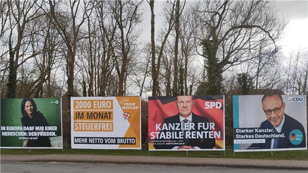Bundestagswahl: Ab Montag kann man in der Wesermarsch seine Stimme abgeben Vier große Wahlplakate stehen an einer Straße in Burhave (Landkreis Wesermarsch).