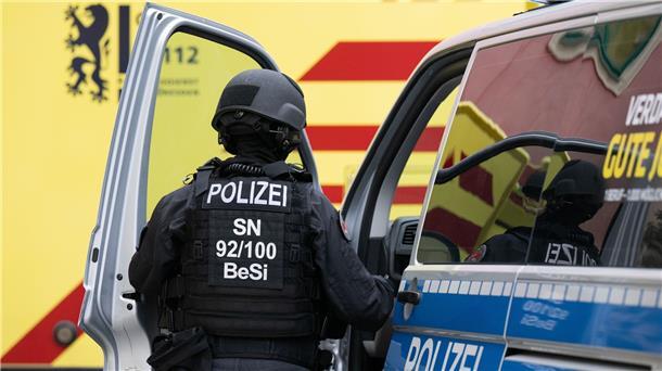 Dresden: Identität des Toten nach Groß-Einsatz geklärt  Eine Beamtin steigt im Dresdner Stadtteil Leipziger Vorstadt in ein Polizeiauto.