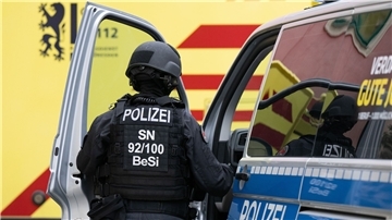 Eine Beamtin steigt im Dresdner Stadtteil Leipziger Vorstadt in ein Polizeiauto.