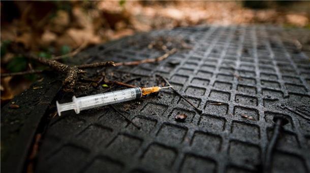 Verunreinigtes Heroin durch synthetische Opioide: Nachweise auch in Bremerhaven Eine benutzte Spritze, die üblicherweise zum Spritzen von Heroin genutzt wird (Symbolbild). Foto: Felix Zahn/dpa
