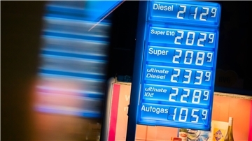 Eine Berliner Aral-Tankstelle an der Holzmarktstraße weist gegen 2 Uhr morgens bereits erhöhte Preise aus, bei denen nur noch Autogas unter 2 Euro liegt. In der Nacht vom 31. August auf den 1. September endete eine vorübergehende Senkung der Energiesteuer auf das von der EU vorgegebene Mindestmaß. Sie galt seit 1. Juni, um Verbraucher angesichts hoher Energiepreise zu entlasten. Mit dem Auslaufen der Maßnahme könnte Tanken wieder deutlich teurer werden.