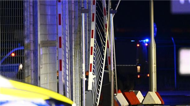Eine beschädigte Schranke am Hamburger Flughafen.