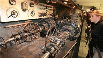 Eine Besucherin betrachtet im Deutschen Museum in München den Maschinenraum der U1 von 1906.