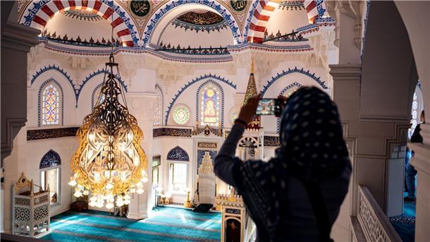 Moscheen feiern Tag der offenen Tür Eine Besucherin fotografiert die Sehetlik-Moschee am Columbiadamm in Berlin.