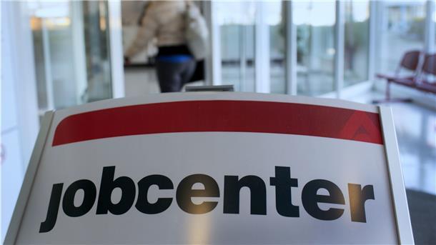 Eine Besucherin geht am 26.02.2015 in Schwerin (Mecklenburg-Vorpommern) in den Empfangsbereich der Agentur für Arbeit. Im Februar ist die Zahl der Arbeitslosen in Mecklenburg-Vorpommern leicht um 700 gesunken. 101.500 Männer und Frauen waren ohne Arbeit, wie die Regionaldirektion Nord der Bundesagentur für Arbeit mitteilte. Die Arbeitslosenquote liegt bei 12,2 Prozent und damit einen Prozentpunkt niedriger als im Februar 2014. Foto: Jens Büttner/dpa +++(c) dpa - Bildfunk+++ | Verwendung weltweit