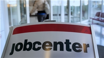 Eine Besucherin geht am 26.02.2015 in Schwerin (Mecklenburg-Vorpommern) in den Empfangsbereich der Agentur für Arbeit. Im Februar ist die Zahl der Arbeitslosen in Mecklenburg-Vorpommern leicht um 700 gesunken. 101.500 Männer und Frauen waren ohne Arbeit, wie die Regionaldirektion Nord der Bundesagentur für Arbeit mitteilte. Die Arbeitslosenquote liegt bei 12,2 Prozent und damit einen Prozentpunkt niedriger als im Februar 2014. Foto: Jens Büttner/dpa +++(c) dpa - Bildfunk+++ | Verwendung weltweit