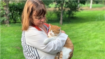 Eine Blutspende rettete Katze Cathy das Leben. Dafür fährt Besitzerin Cornelia Vornheder von der Tierklinik Posthausen ins Tierheim Cuxhaven – dort warteten drei kleine Blutspender auf sie.