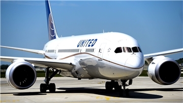 Eine Boeing 787 Dreamliner der United Airlines mit mehr als 250 Personen an Bord am Flughafen in Chicago.