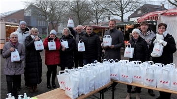 Beverstedter Seniorenbeirat bei der Aktion "Freude schenken im Advent" auf dem Wochenmarkt in Beverstedt.