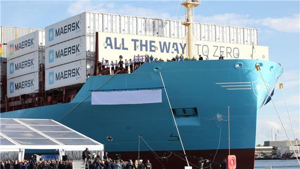 Von der Leyen tauft erstes Methanol-Containerschiff Eine Champagnerflasche zerschellt am Rumpf des weltweit ersten mit grünem Methanol betriebenen Containerschiff.