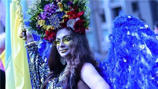 Hunderttausende feiern friedlichen CSD in Berlin Eine CSD-Teilnehmerin gekleidet in den ukrainischen Nationalfarben