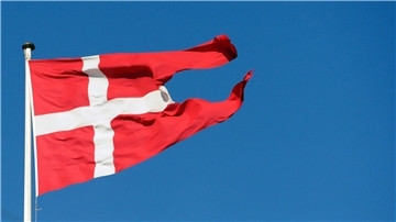 Eine dänische Flagge weht in Kopenhagen: Die dänische Regierung sucht nach rechtlichen Wegen, um Koranverbrennungen unter Strafe zu stellen.