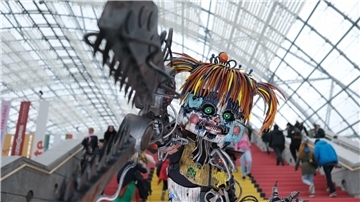Eine Darstellerin der Figur Scrap Baby steht in der Glashalle der Neuen Messe. Traditionell ist die Leipziger Buchmesse auch Treffpunkt für Cosplayer und Manga-Fans.
