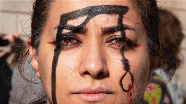 Iran sorgt mit neuer Hinrichtung für Entsetzen Eine Demonstrantin in Barcelona hat einen Galgen auf ihr Gesicht gemalt, um an die Hinrichtung von Mohsen S. zu erinnern.