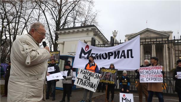 Friedensnobelpreis geht an osteuropäische Menschenrechtler Eine Demonstration für die russische Menschenrechtsorganisation Memorial im vergangenen Jahr in Warschau (Archivbild).