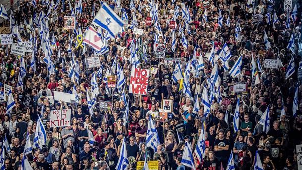 Minister stellt Israels Regierungschef Ultimatum Eine Demonstration von Regierungsgegnern in Tel Aviv..