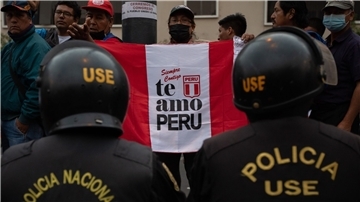 Eine Demonstration von Unterstützern des abgesetzten Präsidenten Castillo am Freitag in Lima.