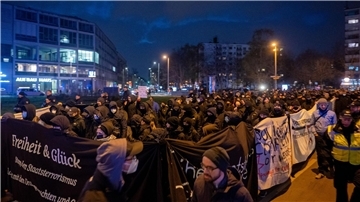 Eine Demonstration zog unter dem Motto „Stoppt den Staatsterrorismus - Solidarität mit den Untergetauchten und Gefangenen“ durch Berlin.