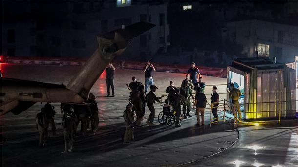 Israel: 400 „Terrorziele“ getroffen Eine der befreiten Geiseln kommt in einem Helikopter des israelischen Militärs auf dem Dach eines Krankenhauses in Tel Aviv an.