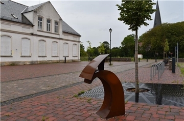Eine der neun Stelen aus Cortenstahl ist auf dem neuen Blexer Dorfplatz installiert worden.