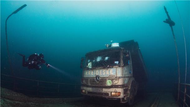 Eine der vielen Attraktionen im Kreidesee: ein LKW, der auf einer Straße zu stehen scheint.