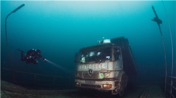 Eine der vielen Attraktionen im Kreidesee: ein LKW, der auf einer Straße zu stehen scheint.