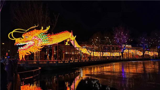 China hofft zum Neujahrsfest auf Reiserekord Eine drachenförmige Lichtinstallation am Mondneujahrsabend im Shichahai-Gebiet in der Hauptstadt Chinas.
