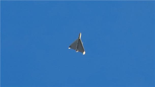 Wieder Luftangriffe auf die Ukraine Eine Drohne ist am Himmel zu sehen. Sie schlug kurz darauf in ein Gebäude in Kiew ein.