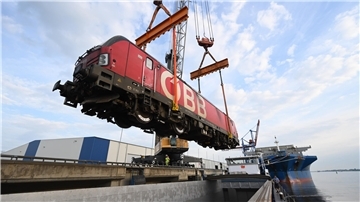 Eine Lok wird im Hafen von Brake auf ein Binnenschiff gehoben. 