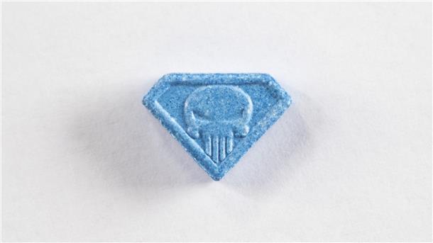 Drogentod einer 13-Jährigen richtet Fokus auf Drogenpolitik  Eine Ecstasy-Pille mit dem „Blue Punisher“-Motiv.