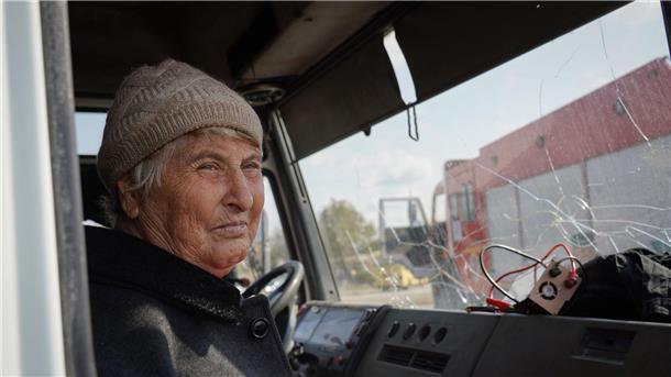 Eine Einwohnerin aus Berg-Karabach sitzt in einem Evakuierungsbus. 100.000 Menschen sind in den vergangenen Tagen aus der Konfliktregion geflohen.